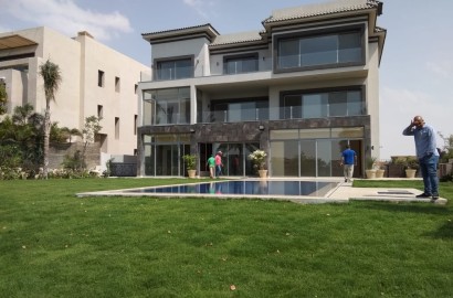 Katameya Kumullarında Modern Dubleks Villa Golf Gölü Manzaralı Yeni Kahire Mısır Manzaralı