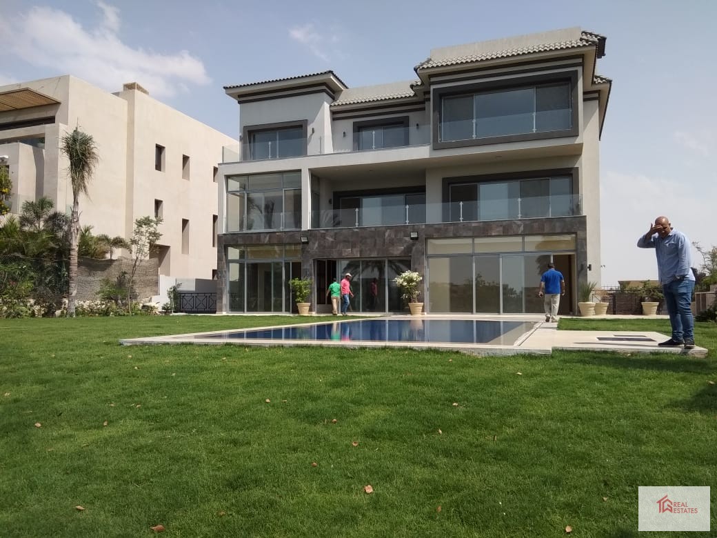 Moderne Maisonette-Villa in Katameya Dunes mit Blick auf den Golf View Lake, Neu-Kairo, Ägypten