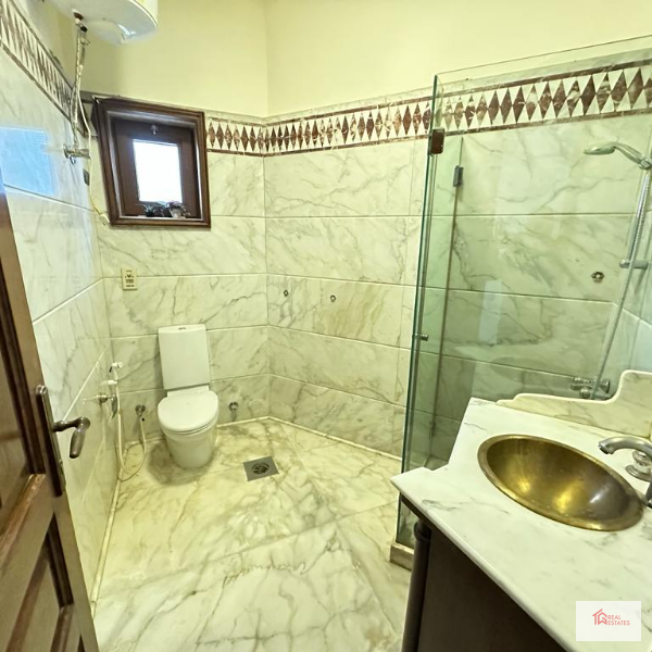 Bağımsız villa Özel yüzme havuzu kiralık Katameya Heights Golf manzaralı 6 banyolu 4 yatak odası kulüp evine yakın