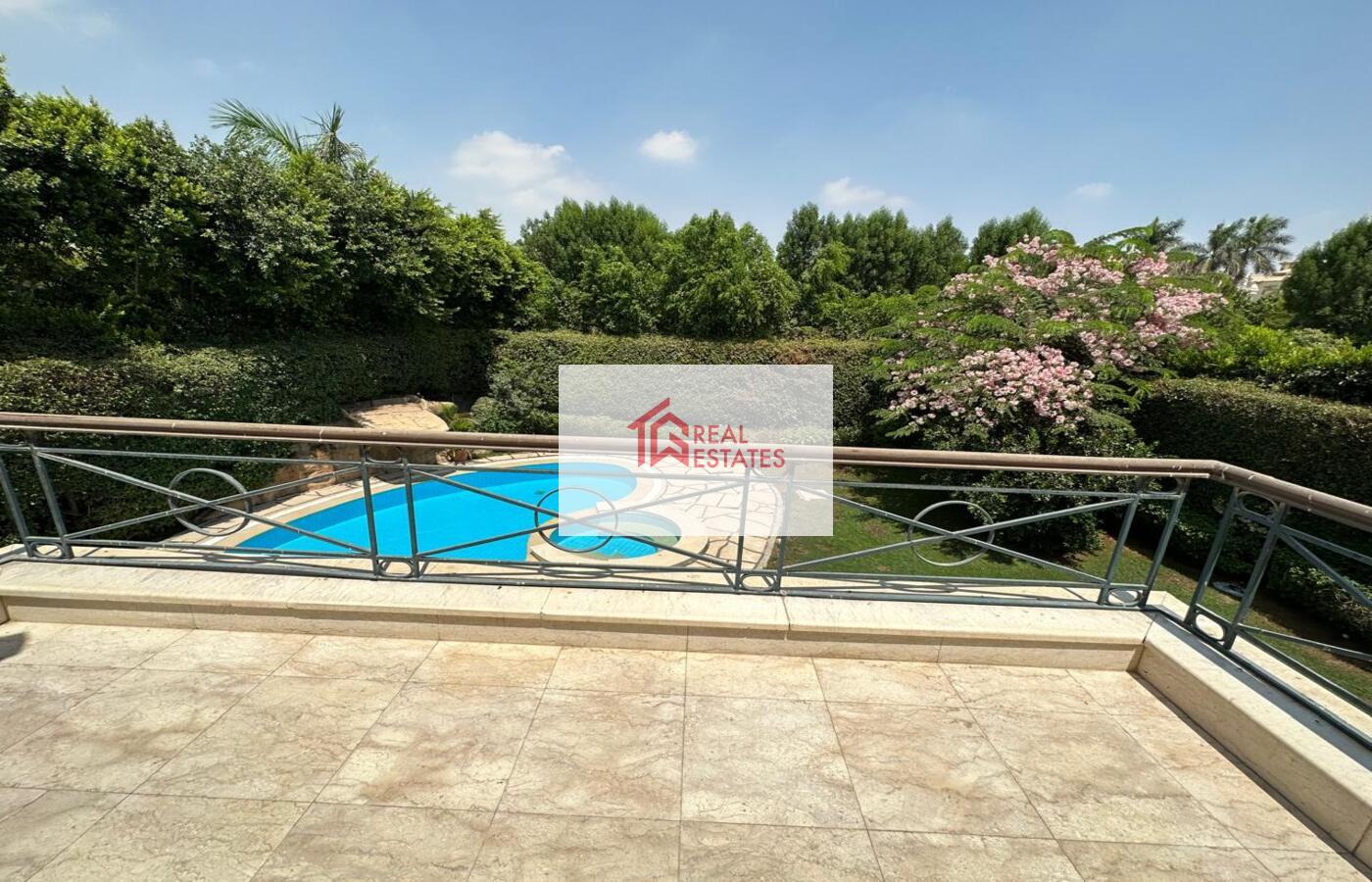 Villa autonome à louer Katameya Heights piscine privée 5 chambres semi meublée