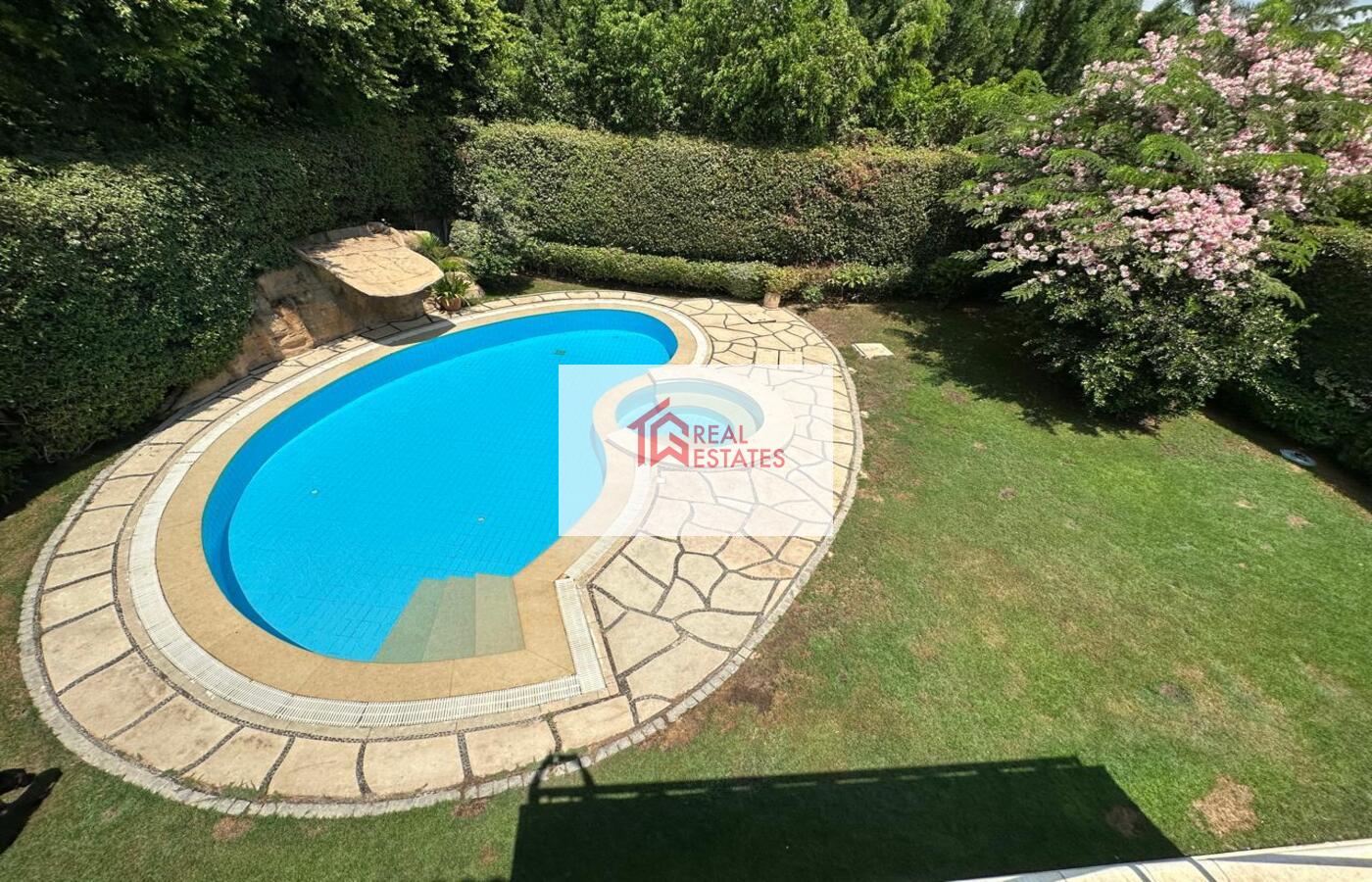 Villa autonome à louer Katameya Heights piscine privée 5 chambres semi meublée