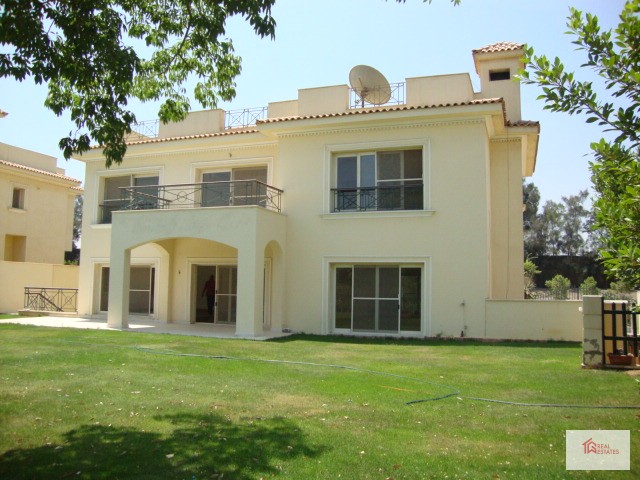 Villa autonome à louer Katameya Heights piscine privée 5 chambres semi meublée