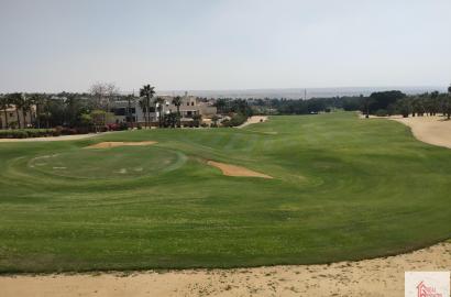 Im Inneren befindet sich eine atemberaubende, makellose private, freistehende Villa in Katameya Heights mit Blick auf den Golfplatz