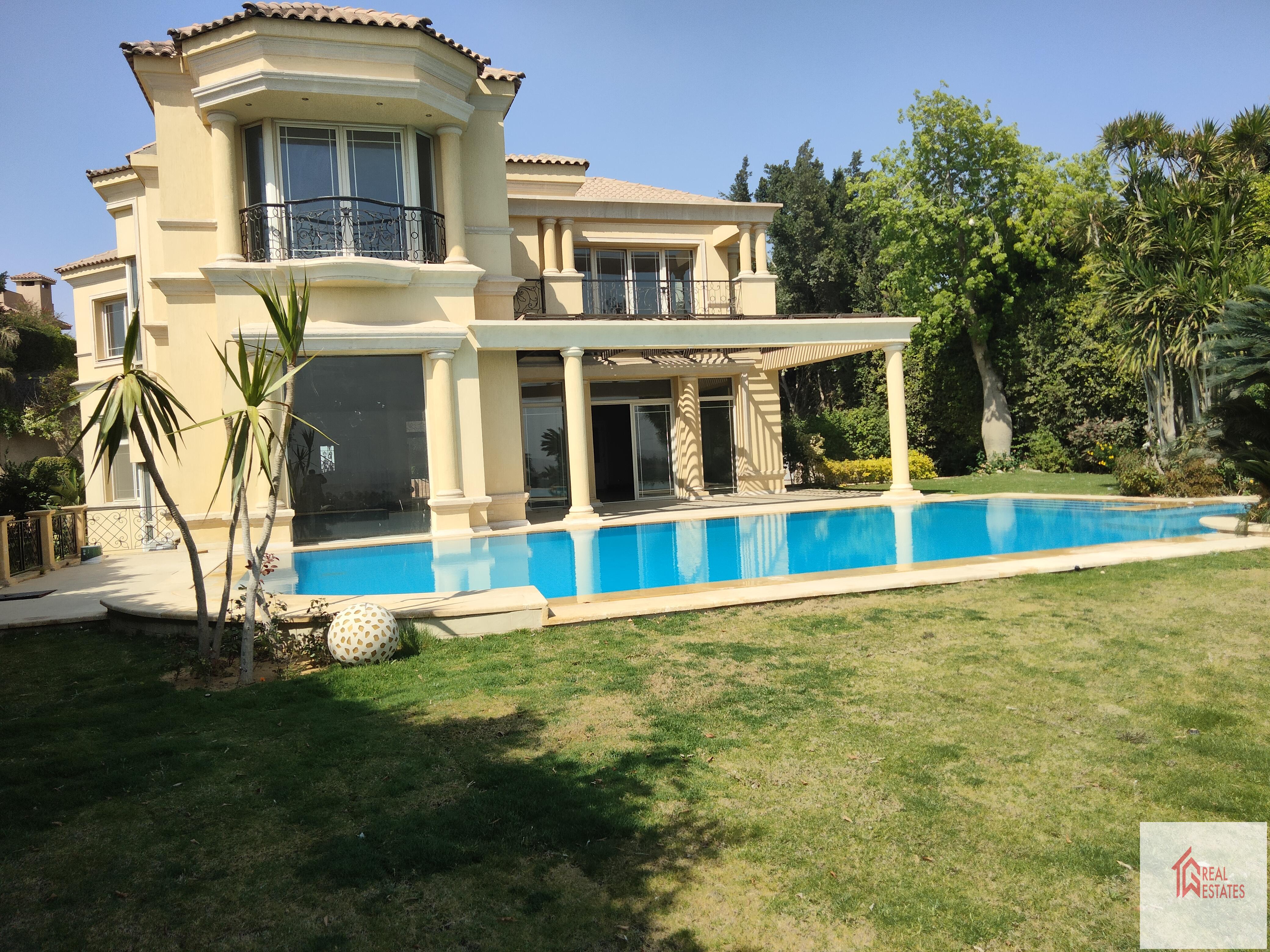 À l'intérieur d'une superbe villa privée indépendante et immaculée sur les hauteurs de Katameya, avec vue sur le golf