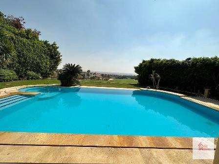 À l'intérieur d'une superbe villa privée indépendante et immaculée sur les hauteurs de Katameya, avec vue sur le golf