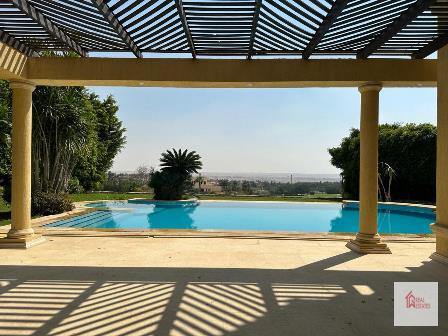 À l'intérieur d'une superbe villa privée indépendante et immaculée sur les hauteurs de Katameya, avec vue sur le golf