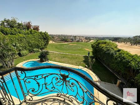 Dentro de la impresionante villa privada e independiente Katameya Heights con vista al golf