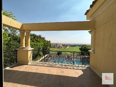 Dentro de la impresionante villa privada e independiente Katameya Heights con vista al golf