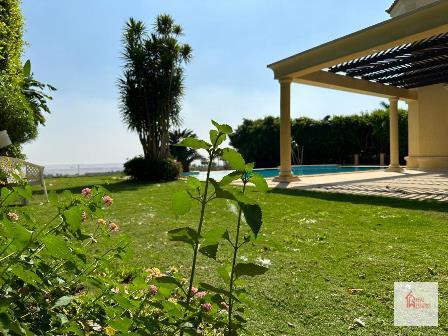 À l'intérieur d'une superbe villa privée indépendante et immaculée sur les hauteurs de Katameya, avec vue sur le golf