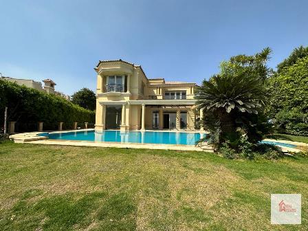 À l'intérieur d'une superbe villa privée indépendante et immaculée sur les hauteurs de Katameya, avec vue sur le golf