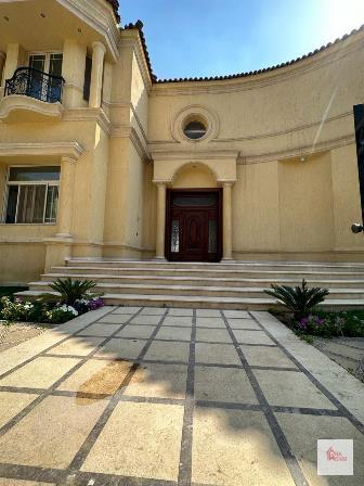 À l'intérieur d'une superbe villa privée indépendante et immaculée sur les hauteurs de Katameya, avec vue sur le golf