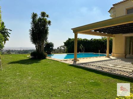 À l'intérieur d'une superbe villa privée indépendante et immaculée sur les hauteurs de Katameya, avec vue sur le golf