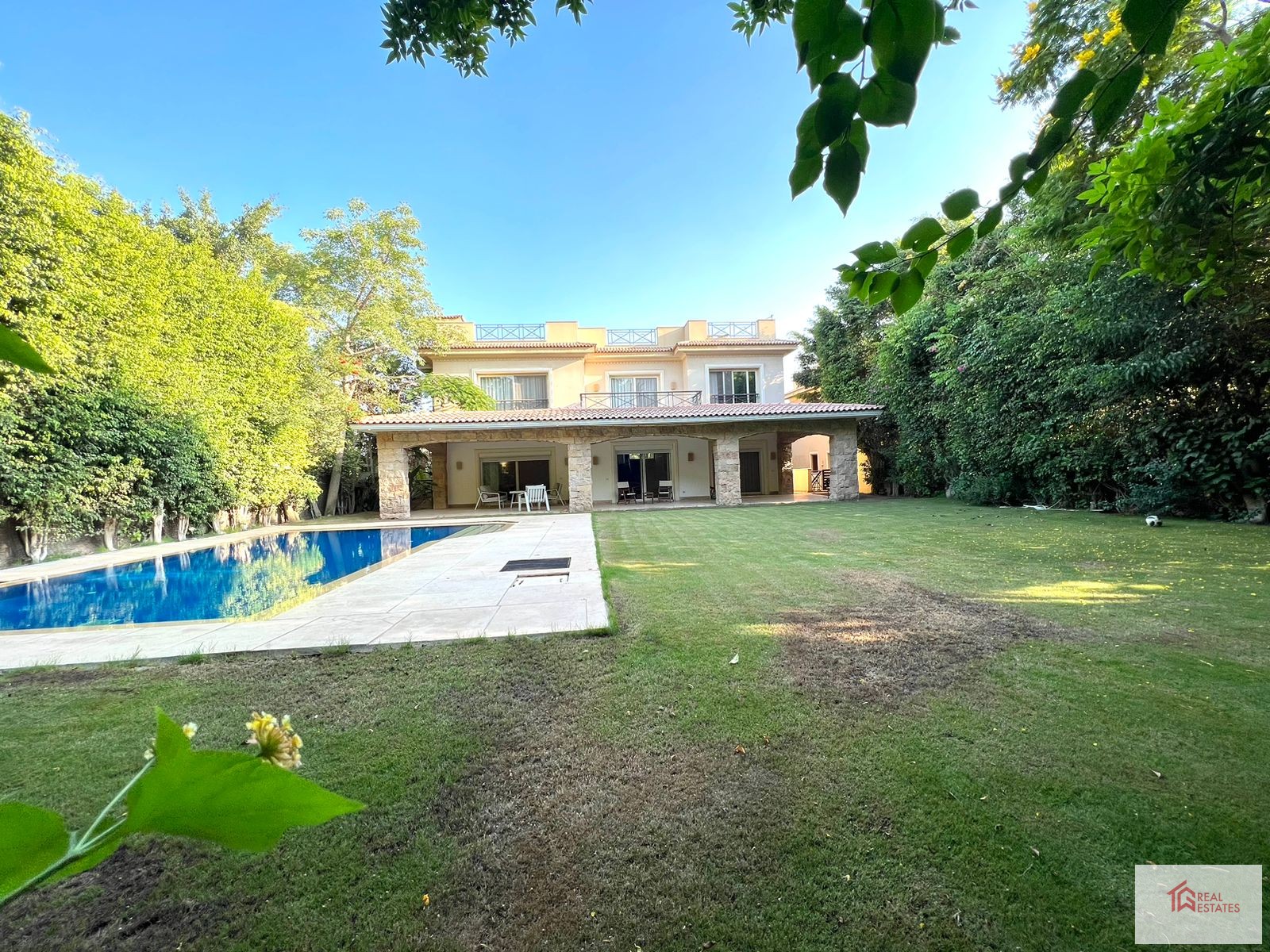 Un magnifique duplex à louer, meublé ou semi-meublé, à Katameya Heights Compound, au Caire, en Égypte.