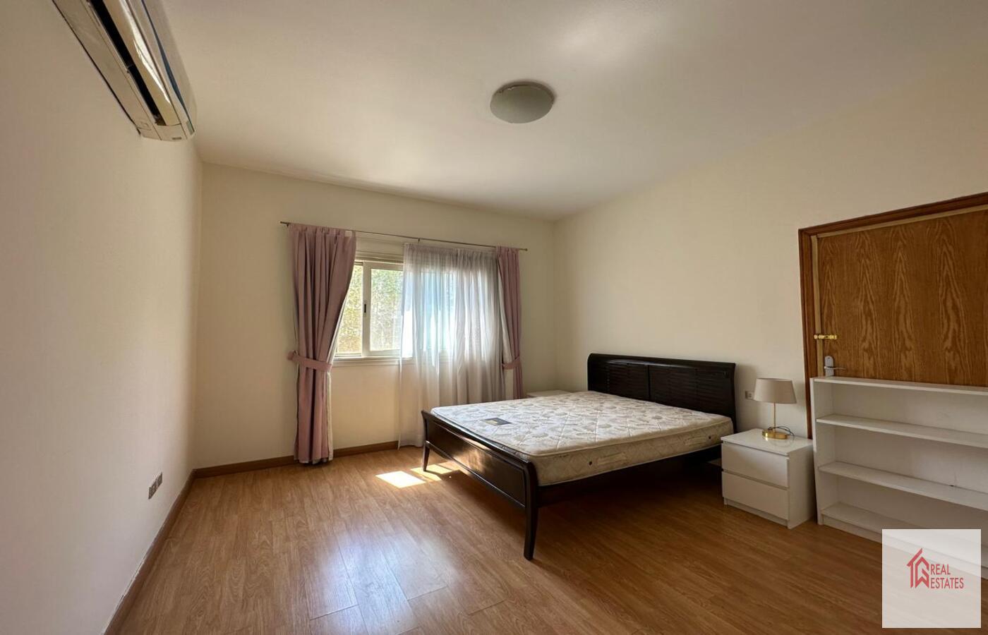 2° appartamento primo piano 3 camere due bagni zona lavanderia ampio soggiorno con cucina a vista e ampio giardino con piscina. Affittare 4200 USD