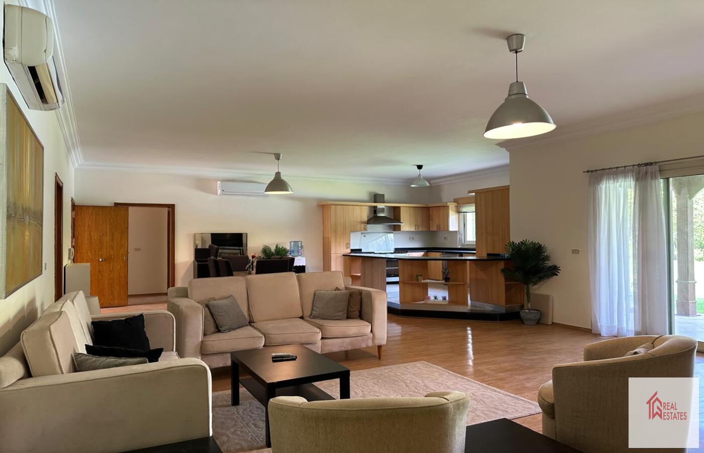 2° appartamento primo piano 3 camere due bagni zona lavanderia ampio soggiorno con cucina a vista e ampio giardino con piscina. Affittare 4200 USD