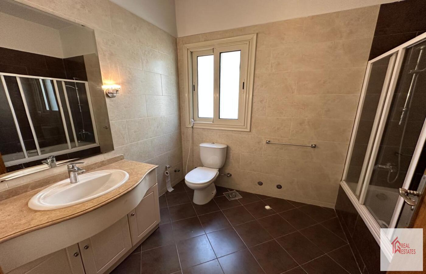 2° appartamento primo piano 3 camere due bagni zona lavanderia ampio soggiorno con cucina a vista e ampio giardino con piscina. Affittare 4200 USD