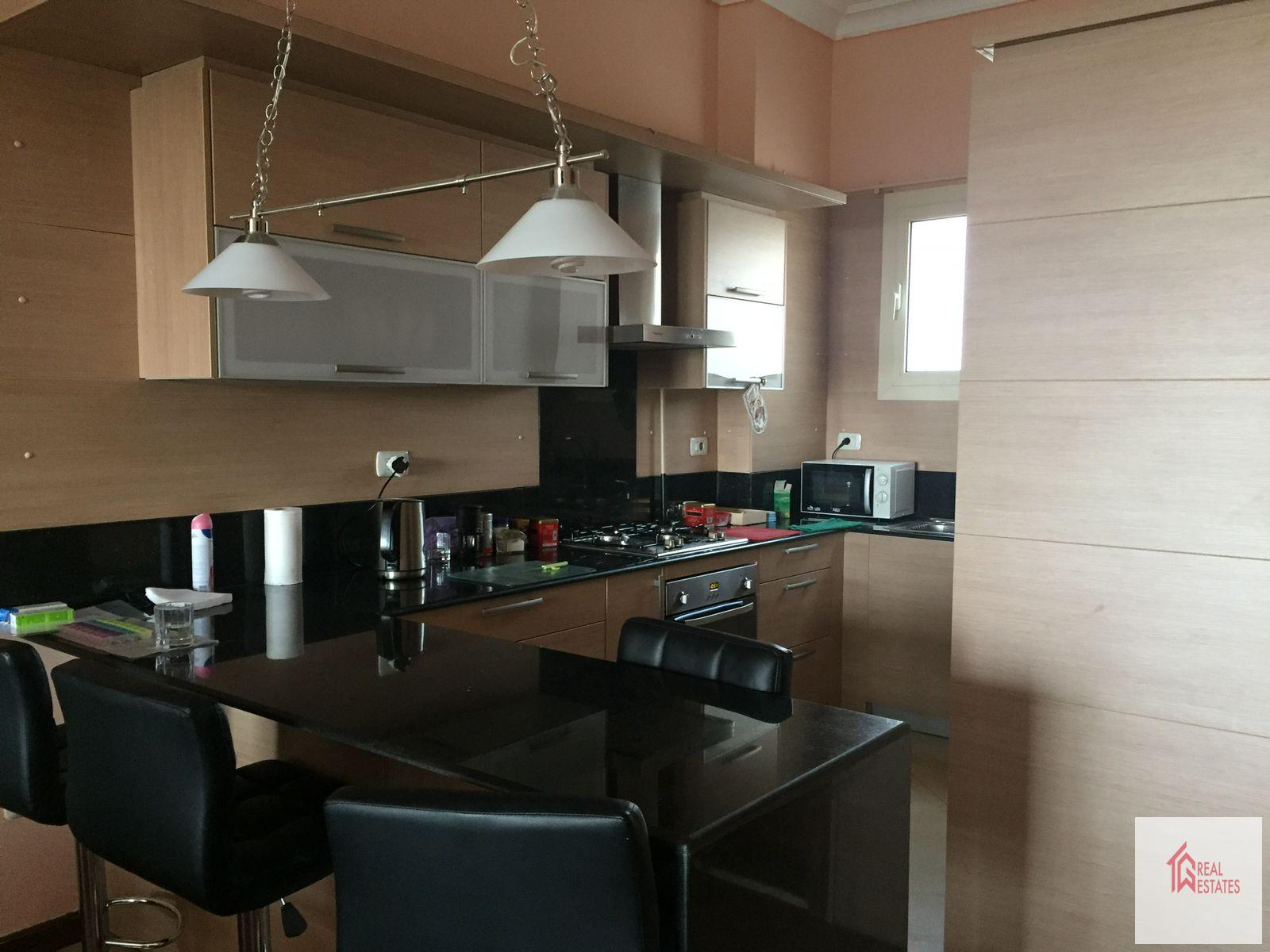 Appartement meublé moderne à louer hauteurs katameya 2 salles de bains et convient à un immeuble