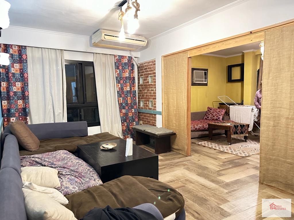 Kiralık eşyalı daire, dördüncü kat, 2 yatak odalı daire, 3 banyo, 2 ebeveyn odası, balkon. Fiyatı 1000$