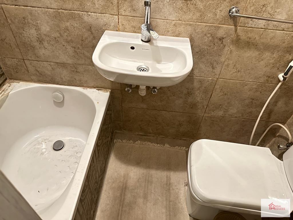 Kiralık eşyalı daire, dördüncü kat, 2 yatak odalı daire, 3 banyo, 2 ebeveyn odası, balkon. Fiyatı 1000$