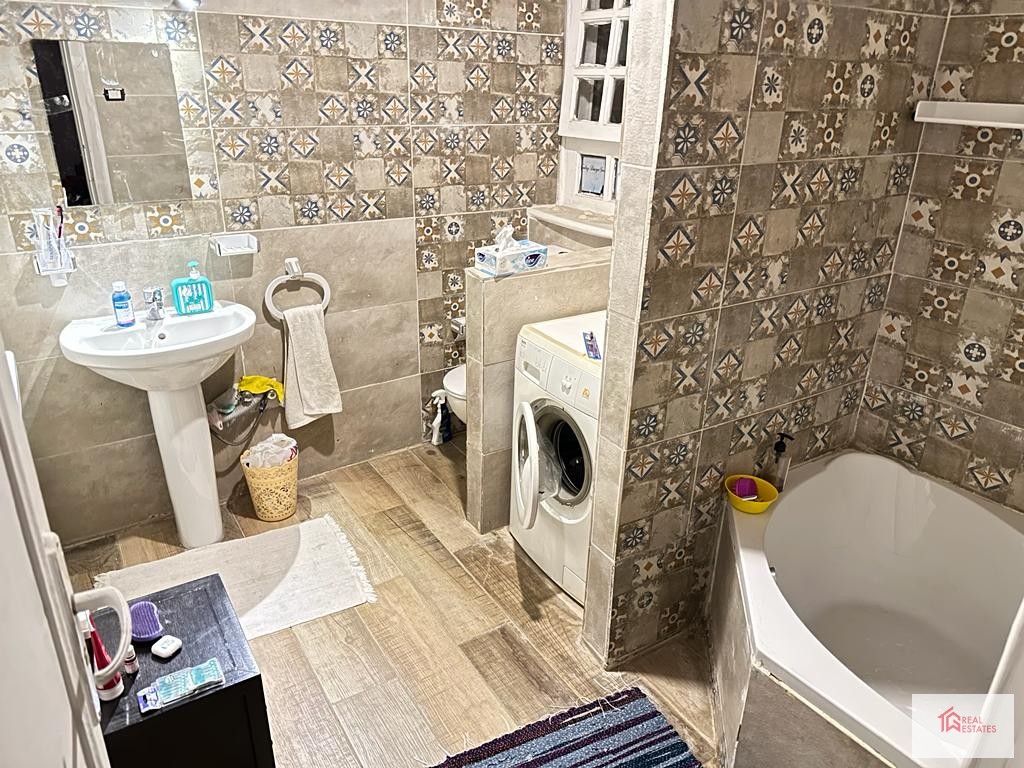 Kiralık eşyalı daire, dördüncü kat, 2 yatak odalı daire, 3 banyo, 2 ebeveyn odası, balkon. Fiyatı 1000$