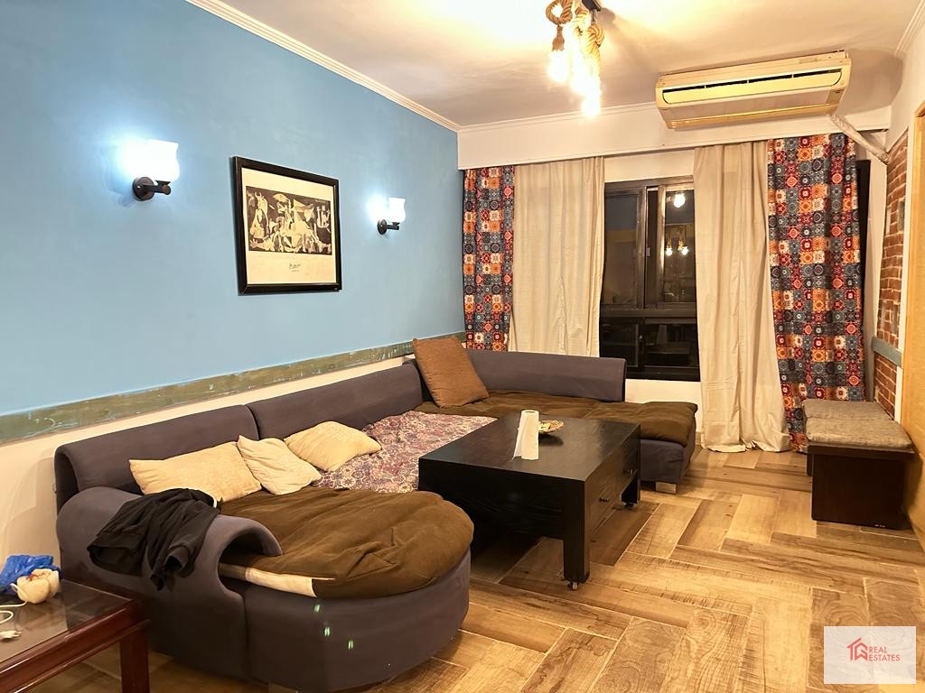 Kiralık eşyalı daire, dördüncü kat, 2 yatak odalı daire, 3 banyo, 2 ebeveyn odası, balkon. Fiyatı 1000$