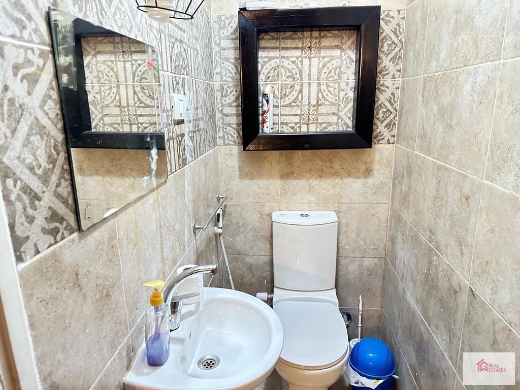 Kiralık eşyalı daire, dördüncü kat, 2 yatak odalı daire, 3 banyo, 2 ebeveyn odası, balkon. Fiyatı 1000$