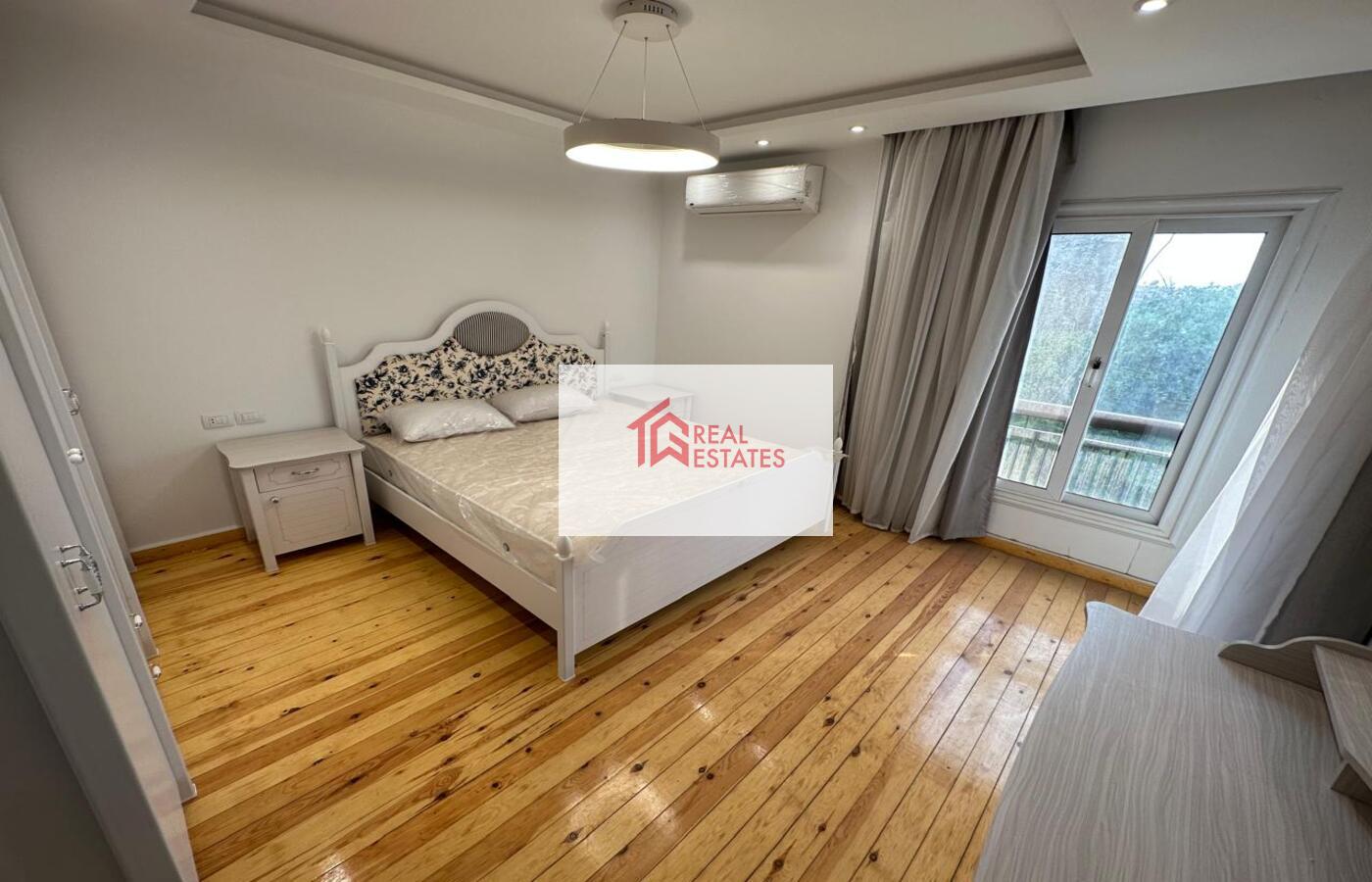 modern appartment fully furnished for rent maadi sarayat next artamento moderno totalmente amueblado en alquiler en Maadi Sarayat, junto a la escuela francesa, cocina abierta, quinto piso, bonito balcón, vista verde.