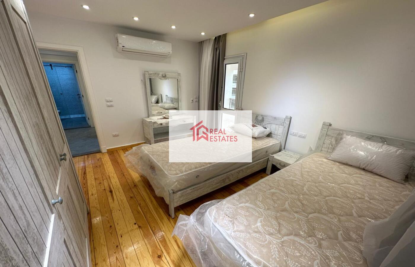 modern appartment fully furnished for rent maadi sarayat next artamento moderno totalmente amueblado en alquiler en Maadi Sarayat, junto a la escuela francesa, cocina abierta, quinto piso, bonito balcón, vista verde.