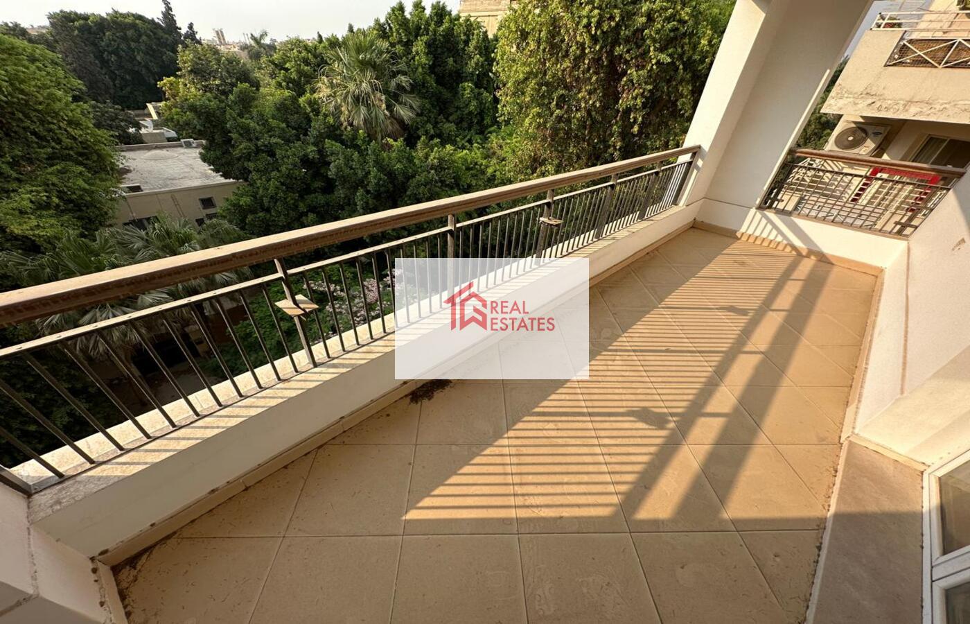 appartement moderne entièrement meublé à louer maadi sarayat prochaine école française, cuisine américaine, cinquième étage, joli balcon, vue verdoyante