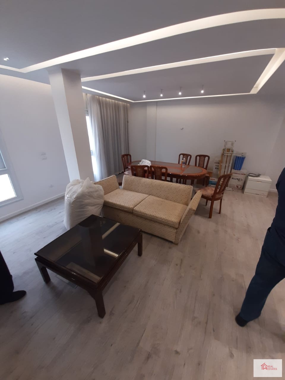 appartement moderne entièrement meublé à louer maadi sarayat prochaine école française, cuisine américaine, cinquième étage, joli balcon, vue verdoyante