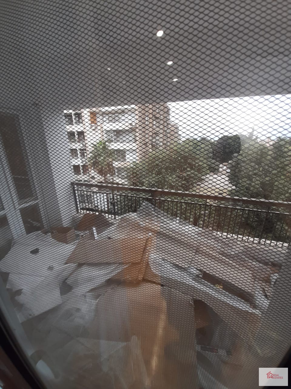 appartement moderne entièrement meublé à louer maadi sarayat prochaine école française, cuisine américaine, cinquième étage, joli balcon, vue verdoyante