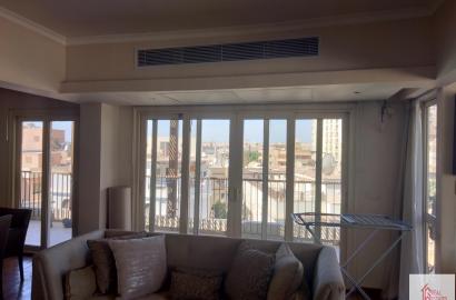 Dentro de un apartamento amueblado ultramoderno de 3 dormitorios y 3 baños en alquiler en maadi degla El Cairo Egipto