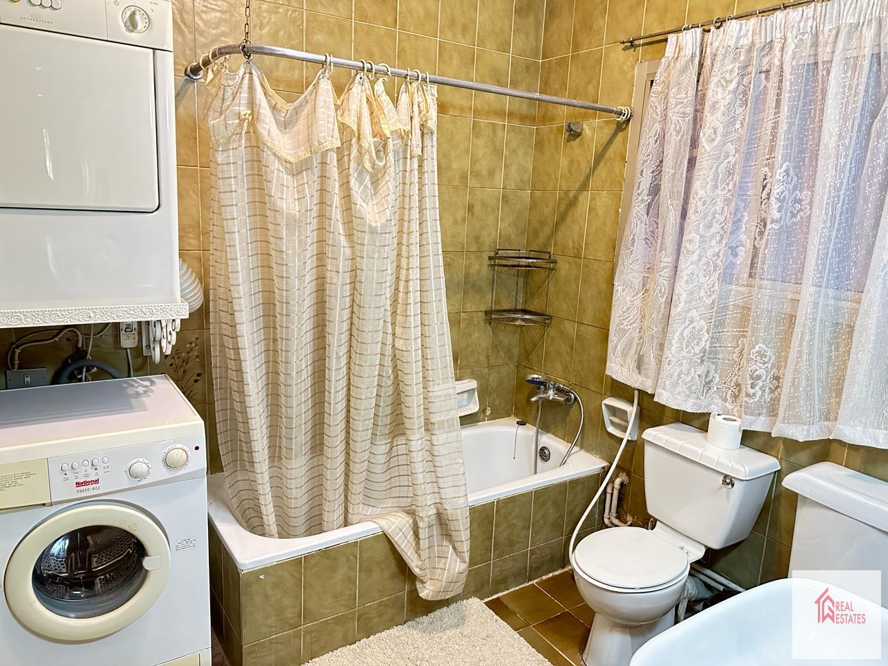 Apartamento en alquiler en Maadi Sarayat, El Cairo, Egipto, 3 dormitorios, 2 baños, 1 dormitorio principal, balcón amueblado.