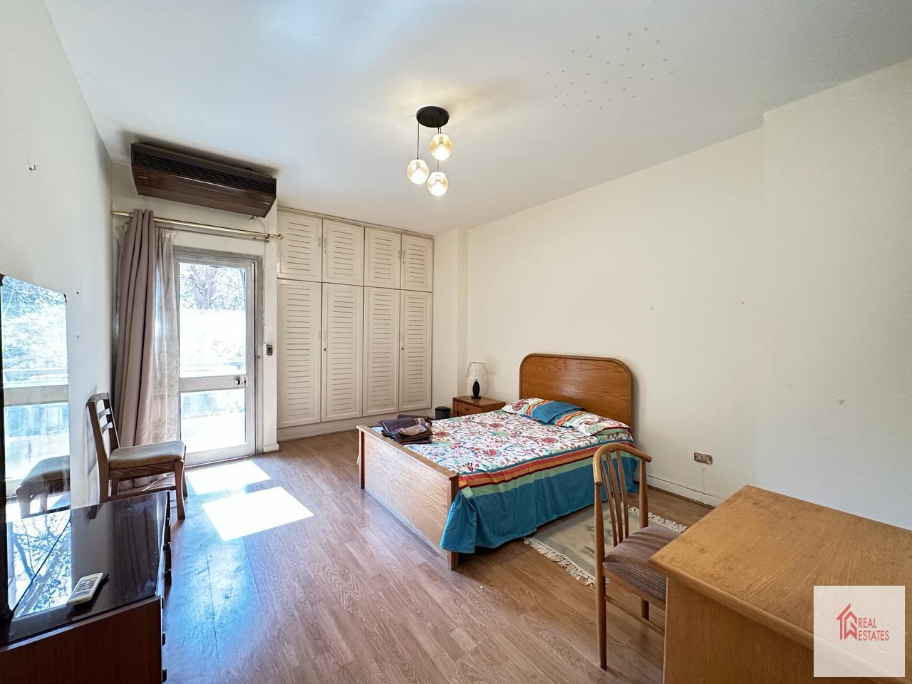 Apartamento en alquiler en Maadi Sarayat, El Cairo, Egipto, 3 dormitorios, 2 baños, 1 dormitorio principal, balcón amueblado.