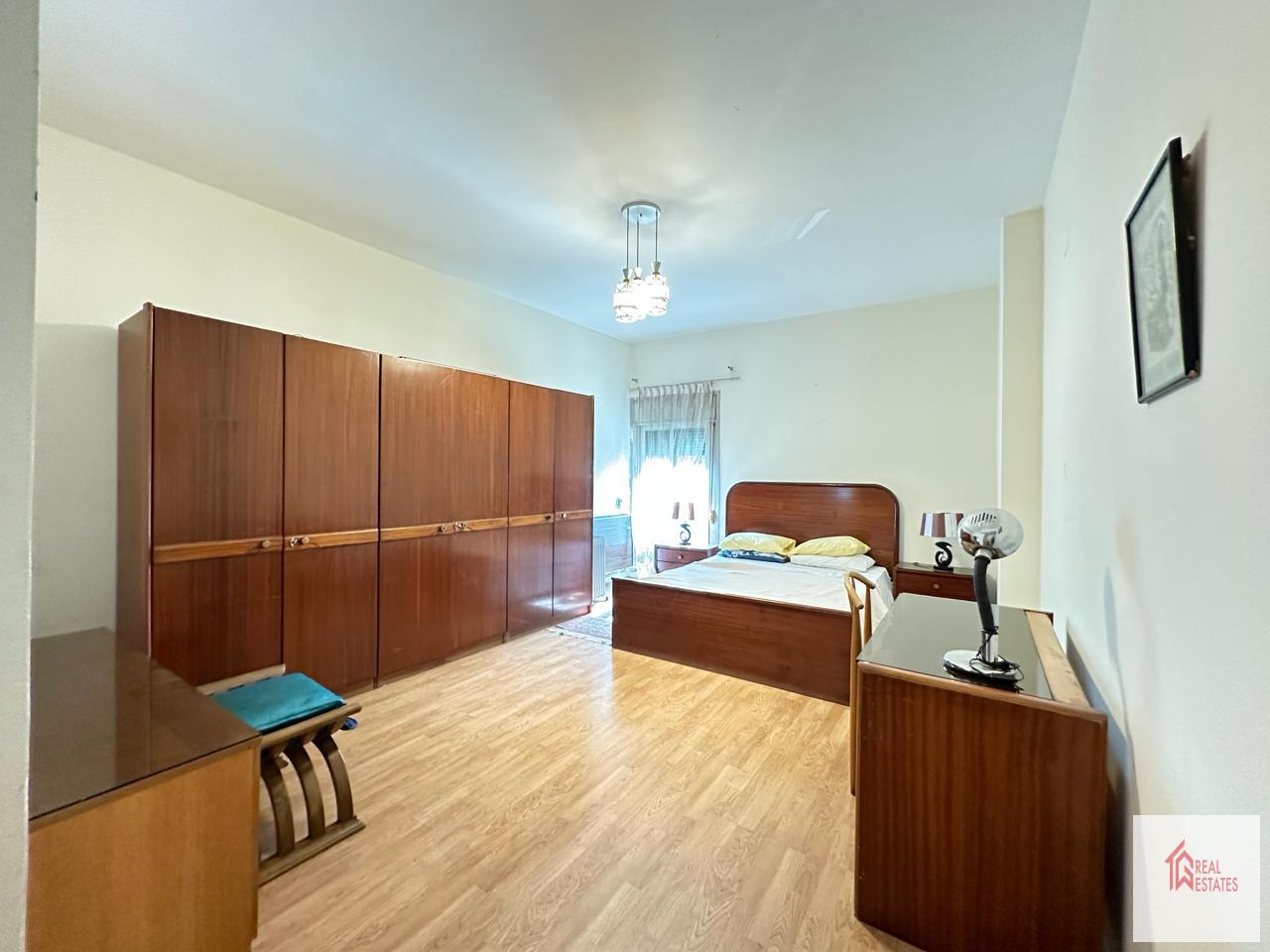 Appartement à louer à Maadi Sarayat, Le Caire, Egypte, 3 chambres, 2 salles de bains, 1 master, balcon meublé.