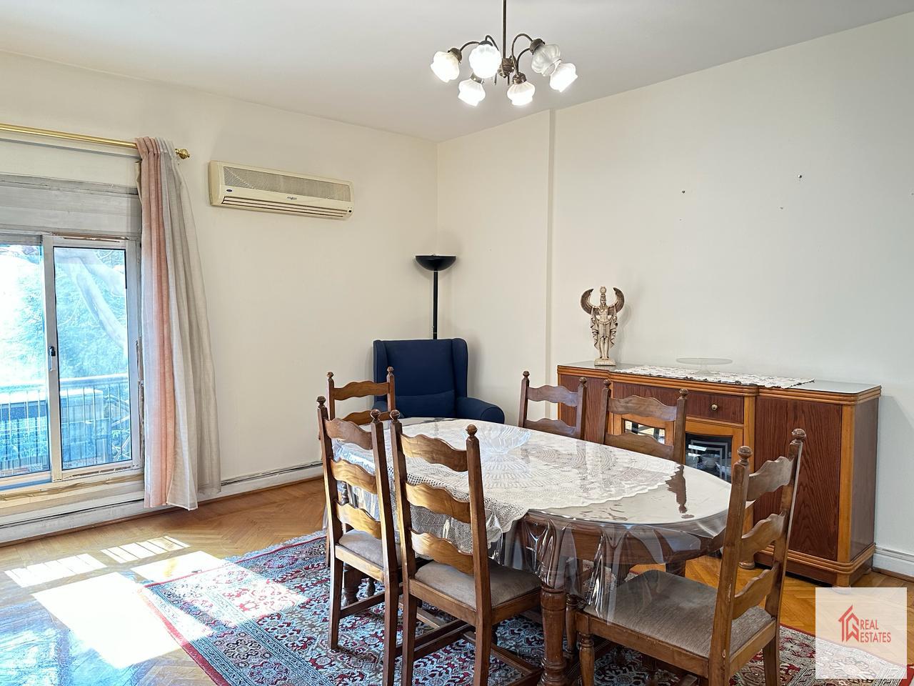 Apartamento en alquiler en Maadi Sarayat, El Cairo, Egipto, 3 dormitorios, 2 baños, 1 dormitorio principal, balcón amueblado.