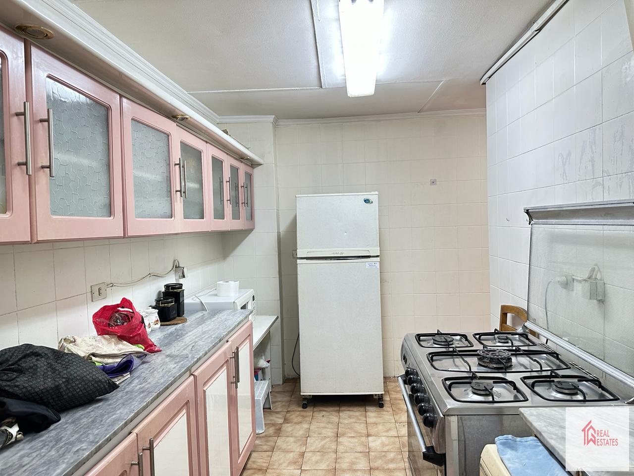 Apartamento en alquiler en Maadi Sarayat, El Cairo, Egipto, 3 dormitorios, 2 baños, 1 dormitorio principal, balcón amueblado.