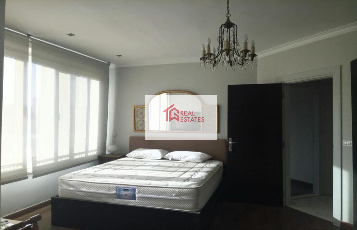 Maadi Sarayat'ta birinci sınıf bir konumda yer alan, kiralık modern, tam donanımlı bir çatı katı.