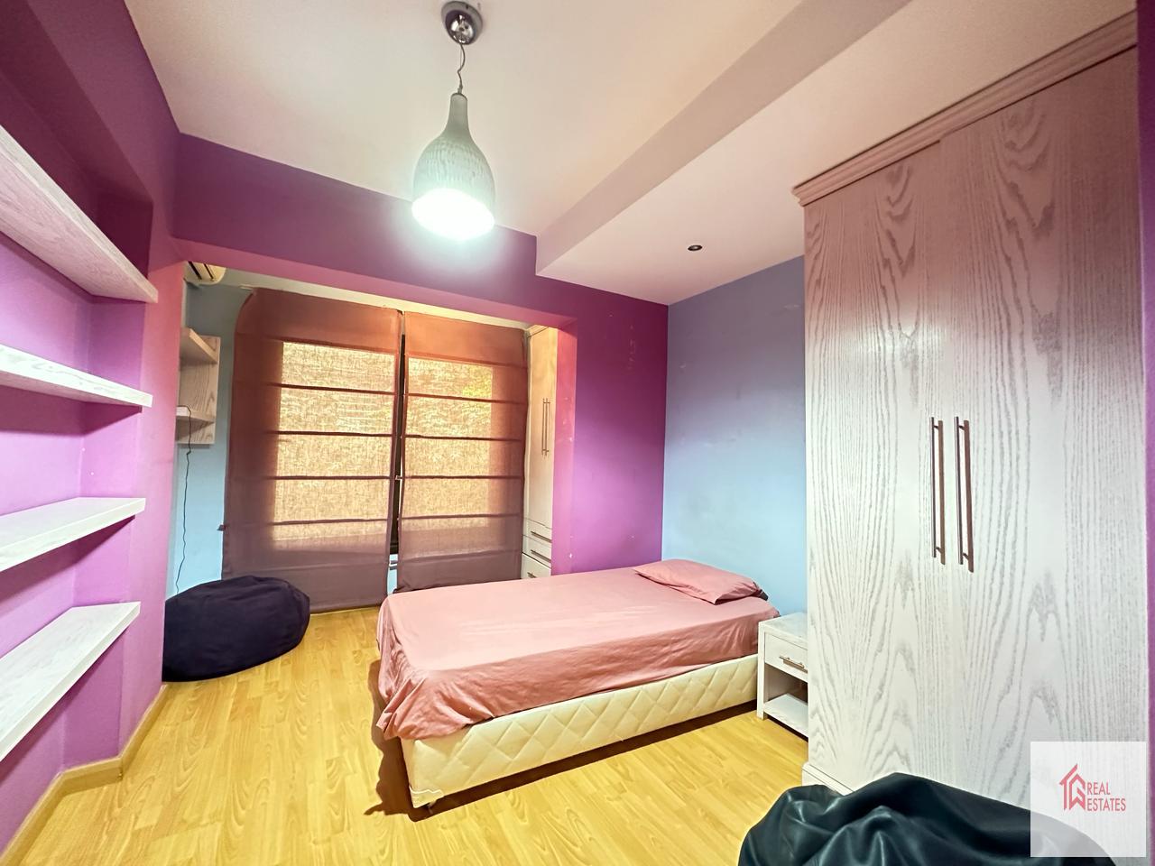 Piano terra, 5 camere da letto, 3 bagni, 2 padronali, arredato, ingresso indipendente, terrazza privata, $ 1.500