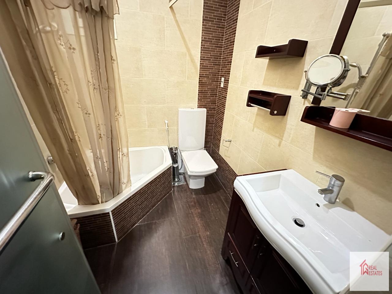 Piano terra, 5 camere da letto, 3 bagni, 2 padronali, arredato, ingresso indipendente, terrazza privata, $ 1.500