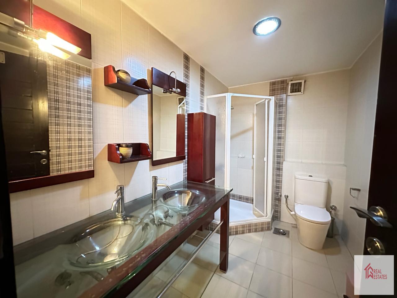 Piano terra, 5 camere da letto, 3 bagni, 2 padronali, arredato, ingresso indipendente, terrazza privata, $ 1.500