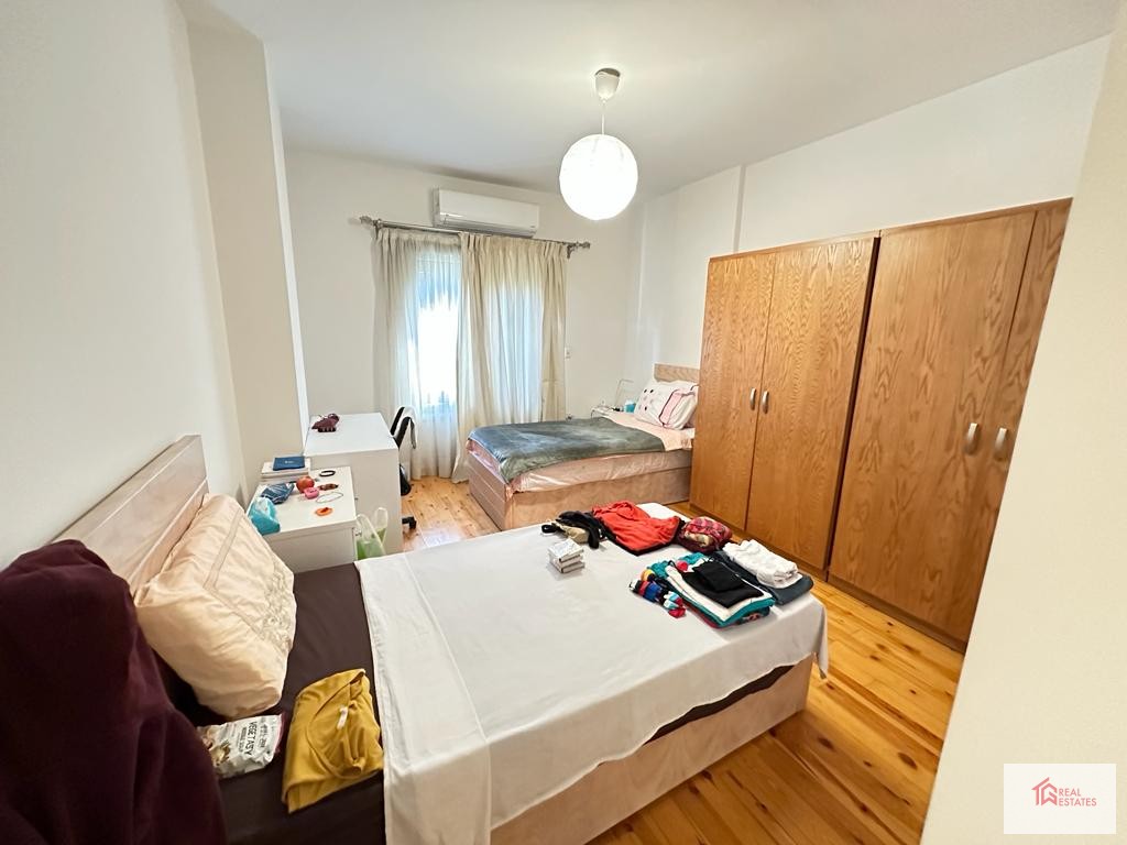 Ortak havuzlu bileşik apartmanın içinde modern mobilyalı daire