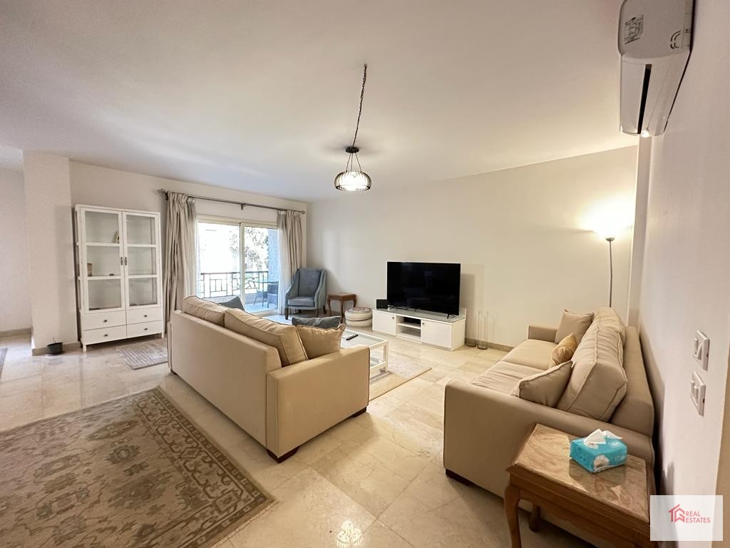 Ortak havuzlu bileşik apartmanın içinde modern mobilyalı daire