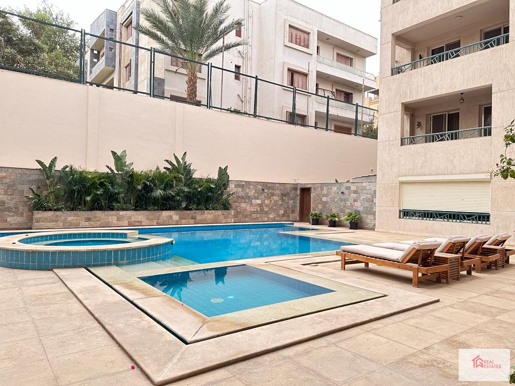 appartement meublé moderne à l'intérieur d'un immeuble composé d'une piscine partagée