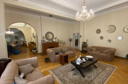 Apartment ground floor 350 m² with garden and separate enterance