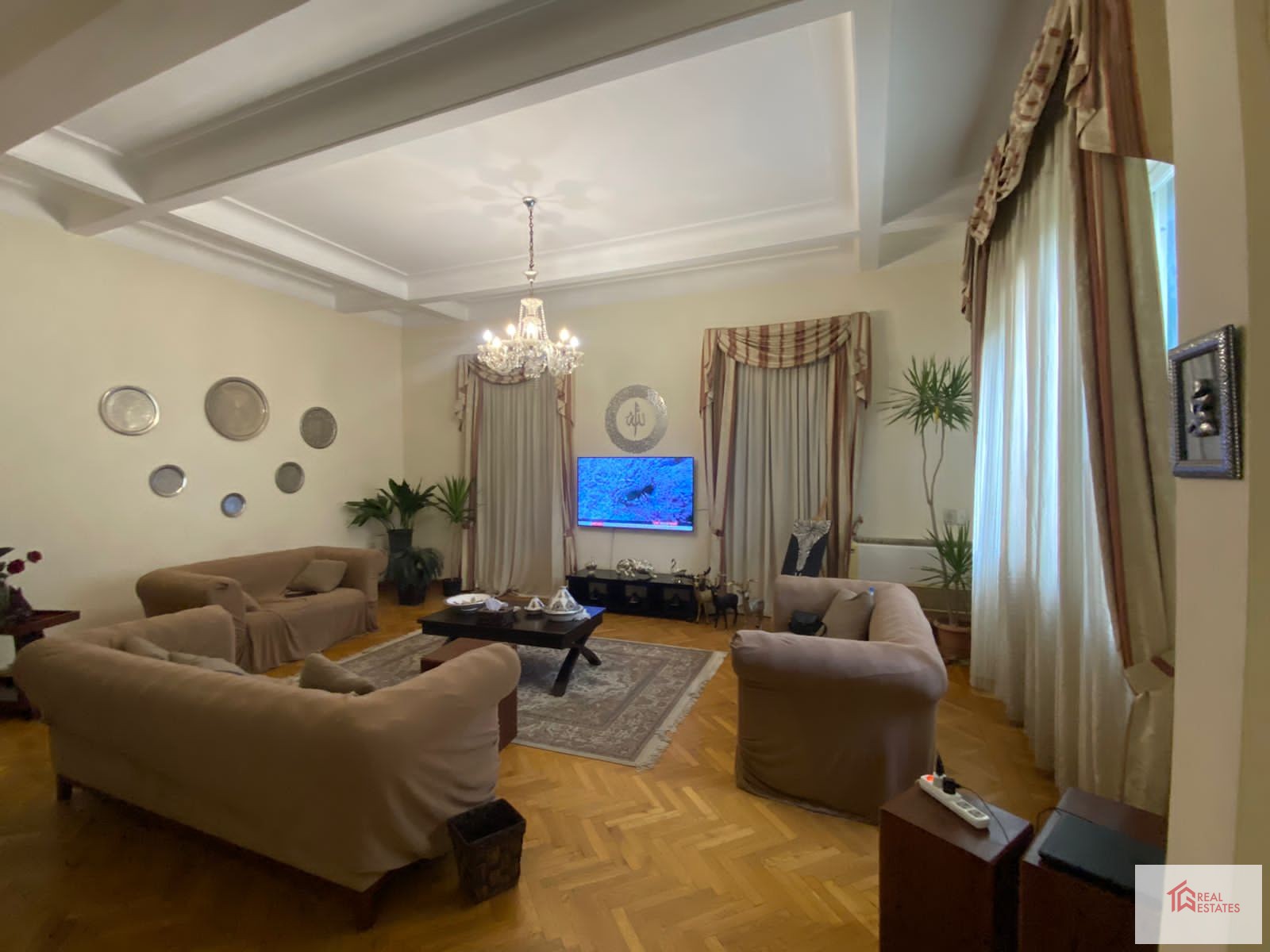 Apartment ground floor 350 m² with garden and separate enterance