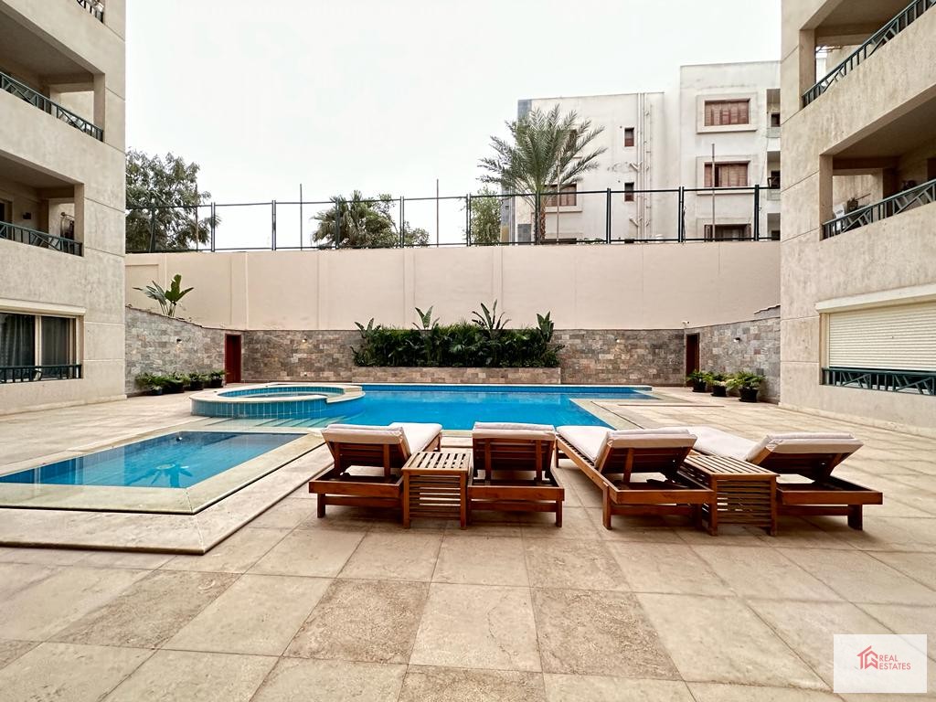 Moderno appartamento con piscina in comune in affitto a Maadi Sarayat - Cairo