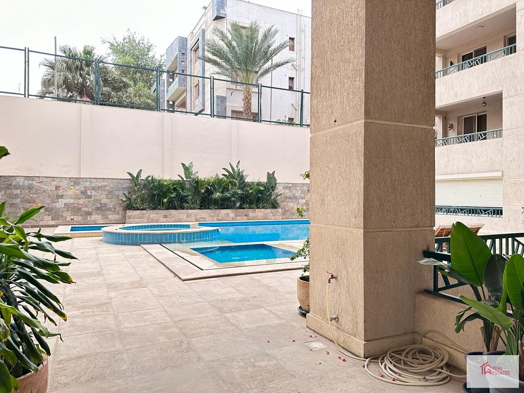 Moderno appartamento con piscina in comune in affitto a Maadi Sarayat - Cairo