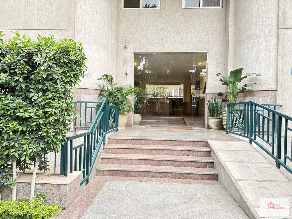 Appartement moderne avec piscine partagée à louer à Maadi Sarayat - Le Caire