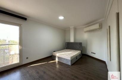 Appartamento duplex primo piano 3 camere da letto 3 bagni soggiorno 4 balconi piscina in comune maadi Sarayat Cairo Egitto